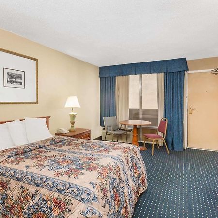 Knights Inn Overland Park Mission Extérieur photo